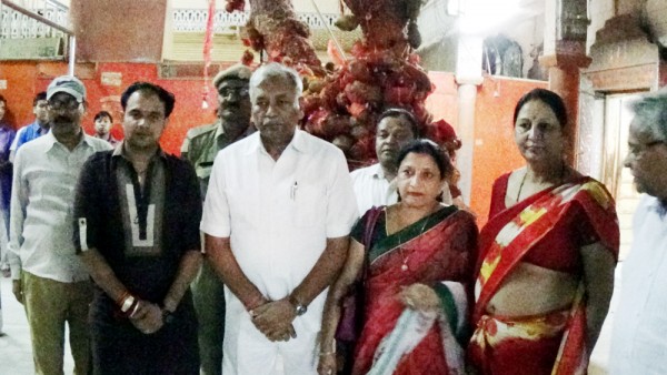 delhi vidhansabha president pujari pariwar k sath